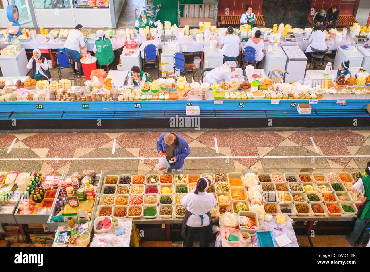 Ein Überblick über verschiedene Anbieter, darunter Verkaufsstände mit frischen Salaten und Milchprodukten. Auf dem wichtigsten lokalen Lebensmittelmarkt der sowjetischen Zeit, dem Green Ba Stockfoto