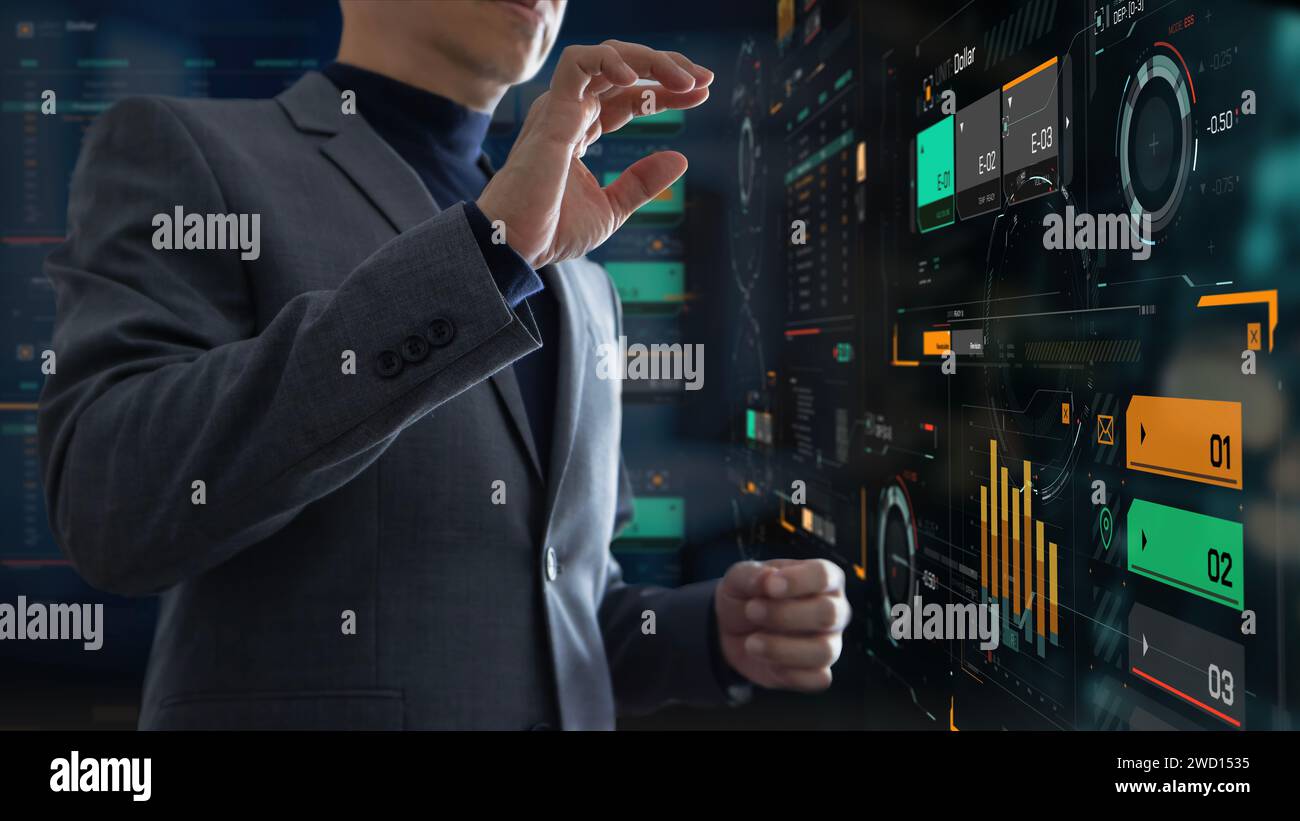 Geschäftsmann im Büro, der mit Augmented Reality oder virtuellem Touchscreen für die Analyse von Geschäfts- und Börsendaten interagiert Stockfoto