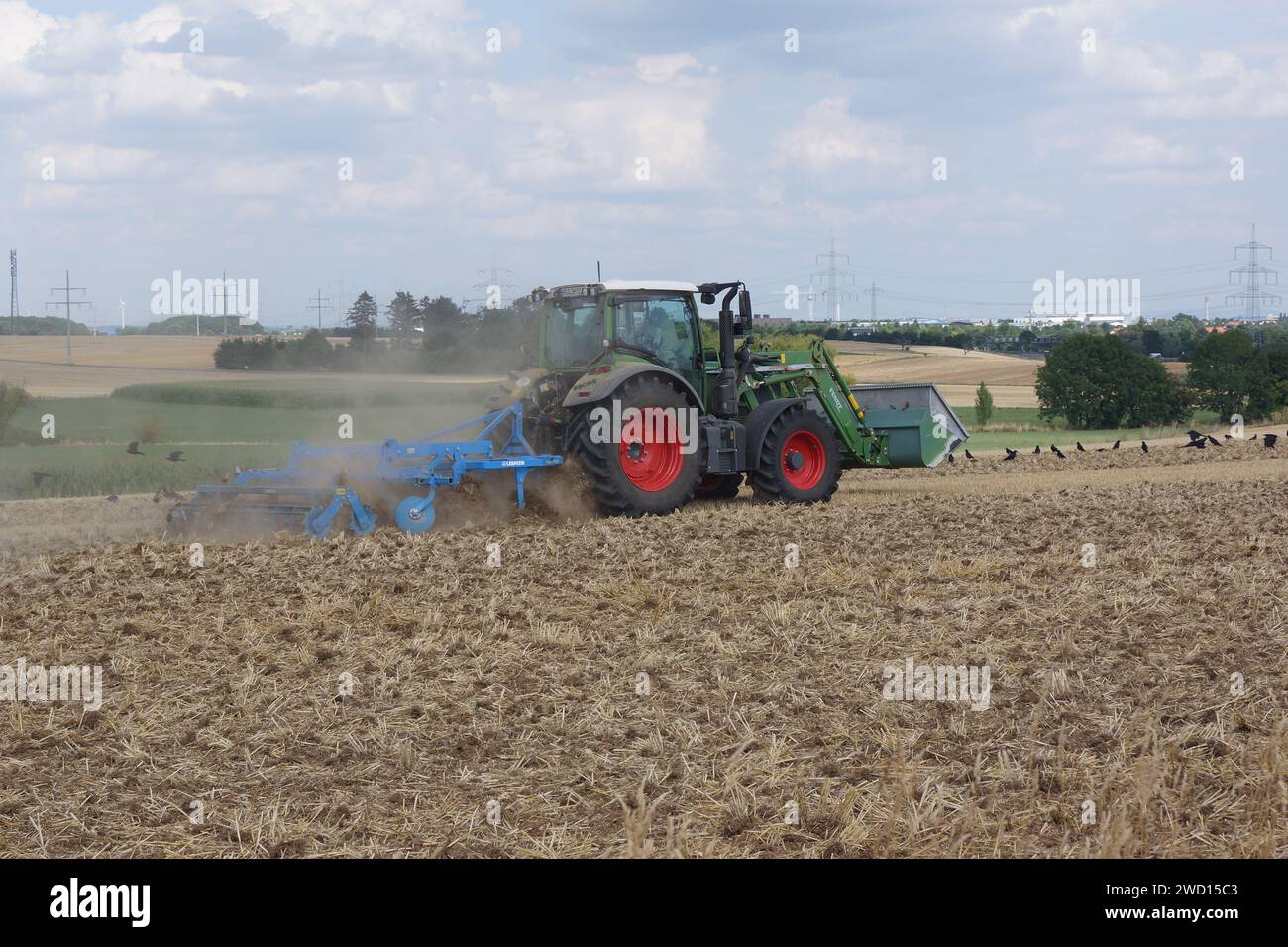 Mit einer Egge bereitet ein Landwirt im Nordwesten Frankfurts bei Oberursel ein Erntefeld für die bevorstehende Nutzung vor. Stockfoto