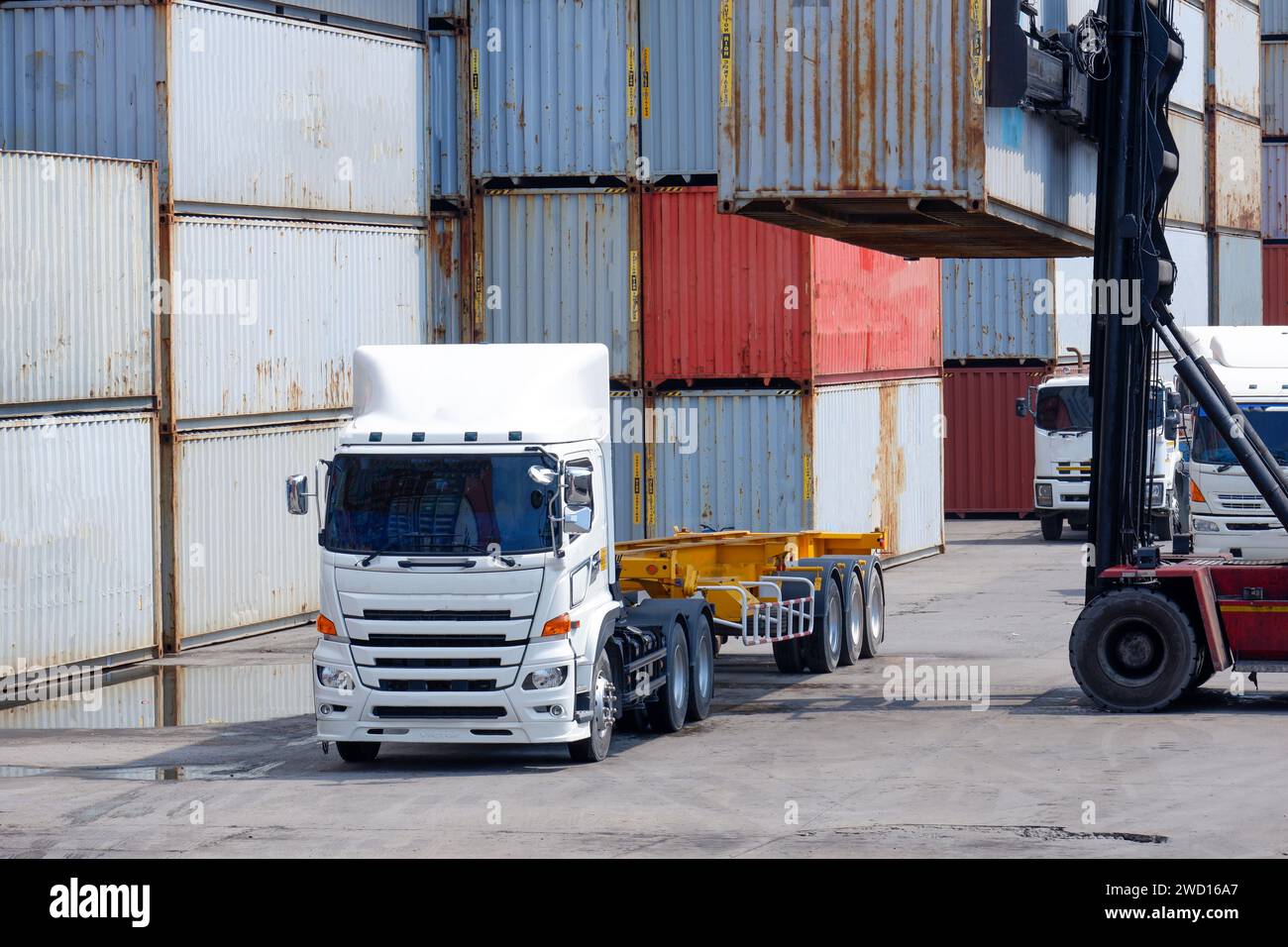 Container-LKW in einem Reederhof mit Stapeln von bunten Containern Kopierraum Hintergrund, Logistik, Import, Export, Spediteur und Transpor Stockfoto