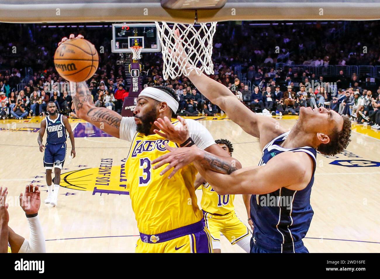 Los Angeles, Kalifornien, USA. Januar 2024. Anthony Davis #3 der Los Angeles Lakers gewinnt einen Rückstoß gegen Dwight Powell #7 der Dallas Mavericks während eines NBA-Basketballspiels in der Crypto.com Arena am Mittwoch, den 17. Januar 2024, in Los Angeles. (Kreditbild: © Ringo Chiu/ZUMA Press Wire) NUR REDAKTIONELLE VERWENDUNG! Nicht für kommerzielle ZWECKE! Stockfoto