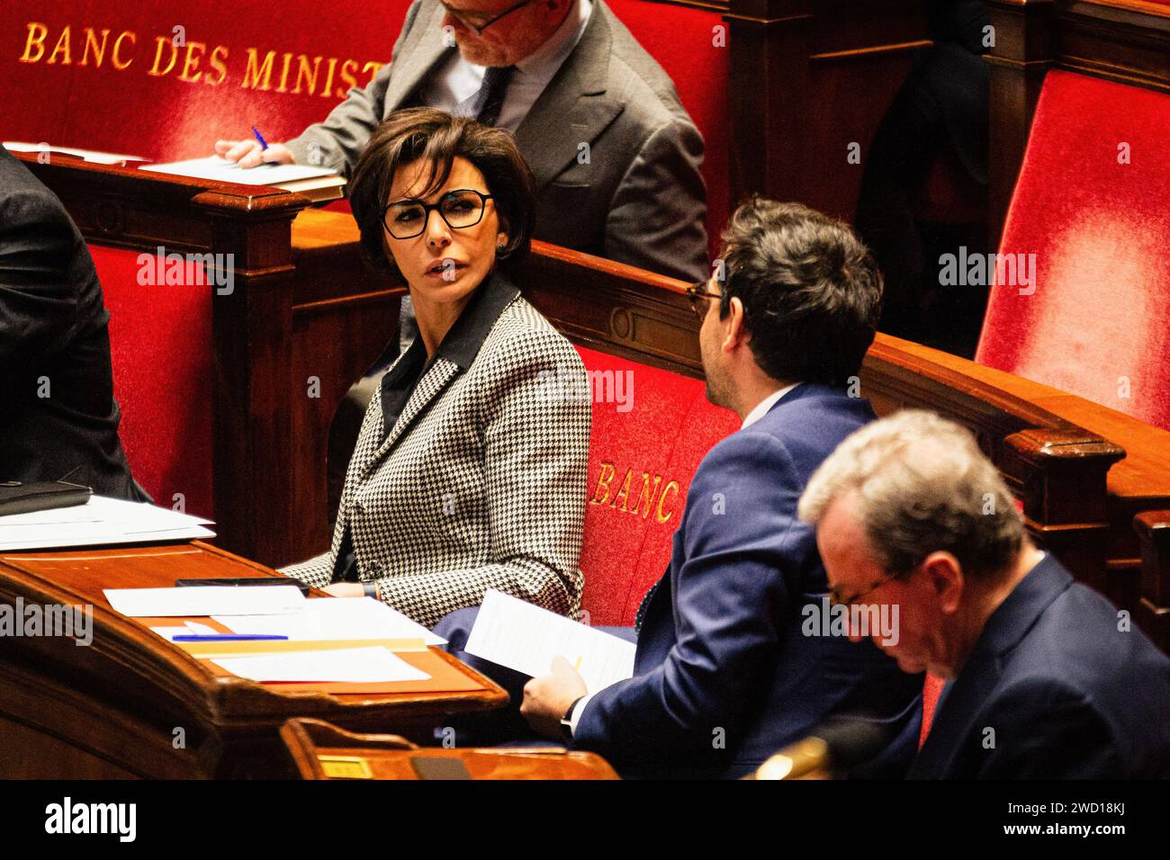 Paris, Frankreich. Januar 2024. Rachida Dati (L), französische Kulturministerin, die während der Fragen an die Regierungssitzung in der Nationalversammlung gesehen wurde. Eine wöchentliche Sitzung mit Fragen an die französische Regierung in der Nationalversammlung im Palais Bourbon in Paris. Quelle: SOPA Images Limited/Alamy Live News Stockfoto