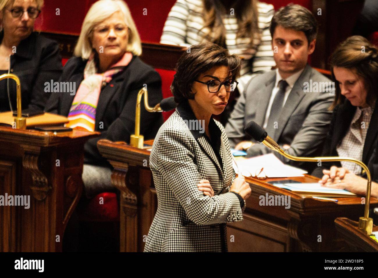 Paris, Frankreich. Januar 2024. Rachida Dati, französische Kulturministerin, spricht während der Fragen an die Regierungssitzung in der Nationalversammlung. Eine wöchentliche Sitzung mit Fragen an die französische Regierung in der Nationalversammlung im Palais Bourbon in Paris. Quelle: SOPA Images Limited/Alamy Live News Stockfoto