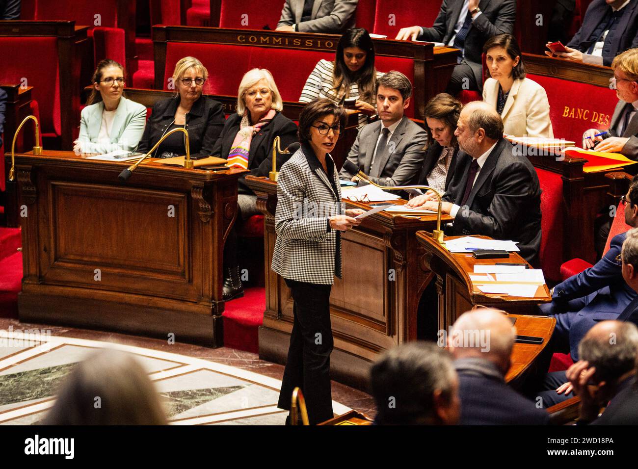 Paris, Frankreich. Januar 2024. Rachida Dati, französische Kulturministerin, spricht während der Fragen an die Regierungssitzung in der Nationalversammlung. Eine wöchentliche Sitzung mit Fragen an die französische Regierung in der Nationalversammlung im Palais Bourbon in Paris. Quelle: SOPA Images Limited/Alamy Live News Stockfoto