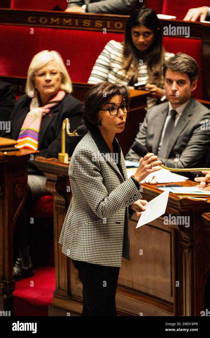 Paris, Frankreich. Januar 2024. Rachida Dati, französische Kulturministerin, spricht während der Fragen an die Regierungssitzung in der Nationalversammlung. Eine wöchentliche Sitzung mit Fragen an die französische Regierung in der Nationalversammlung im Palais Bourbon in Paris. Quelle: SOPA Images Limited/Alamy Live News Stockfoto