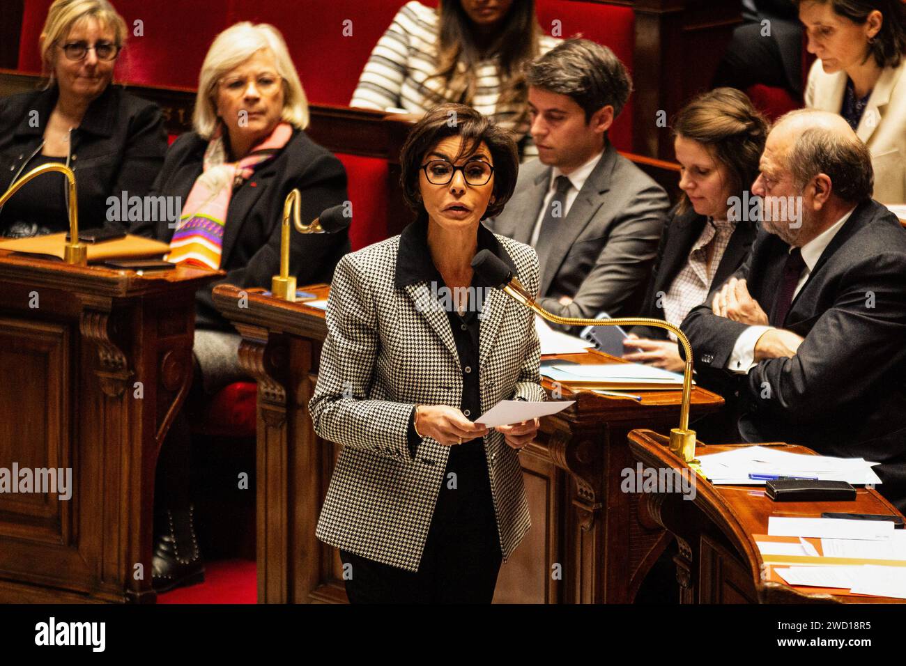 Paris, Frankreich. Januar 2024. Rachida Dati, französische Kulturministerin, spricht während der Fragen an die Regierungssitzung in der Nationalversammlung. Eine wöchentliche Sitzung mit Fragen an die französische Regierung in der Nationalversammlung im Palais Bourbon in Paris. Quelle: SOPA Images Limited/Alamy Live News Stockfoto