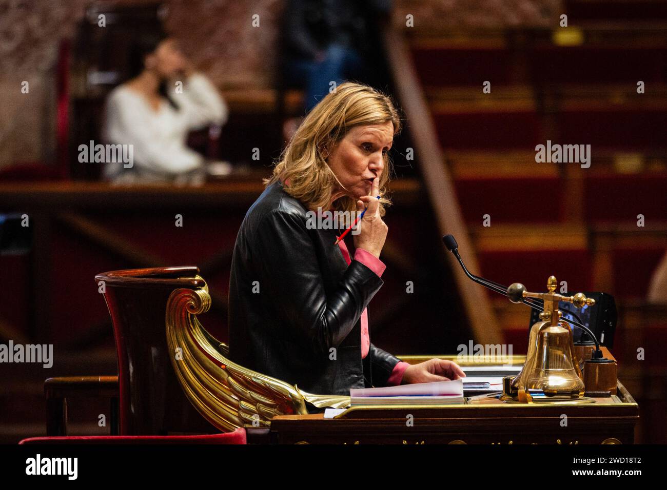 Paris, Frankreich. Januar 2024. Yael Braun-Pivet, Präsident der französischen Nationalversammlung, bittet die Abgeordneten der Partei Rassemblement National, während der Intervention der Kulturministerin Rachida Dati zu schweigen. Eine wöchentliche Sitzung mit Fragen an die französische Regierung in der Nationalversammlung im Palais Bourbon in Paris. Quelle: SOPA Images Limited/Alamy Live News Stockfoto