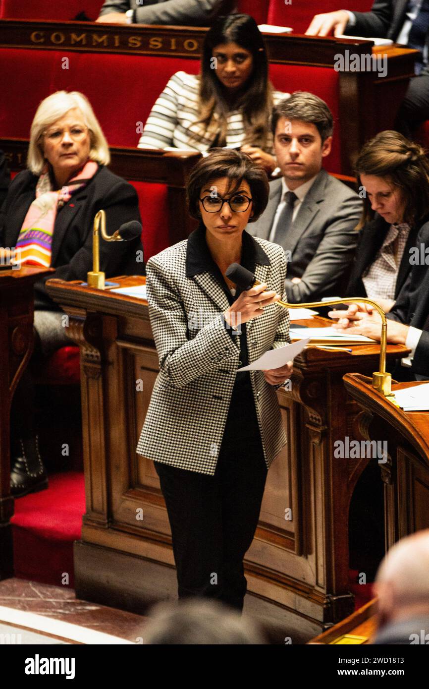 Paris, Frankreich. Januar 2024. Rachida Dati, französische Kulturministerin, spricht während der Fragen an die Regierungssitzung in der Nationalversammlung. Eine wöchentliche Sitzung mit Fragen an die französische Regierung in der Nationalversammlung im Palais Bourbon in Paris. Quelle: SOPA Images Limited/Alamy Live News Stockfoto