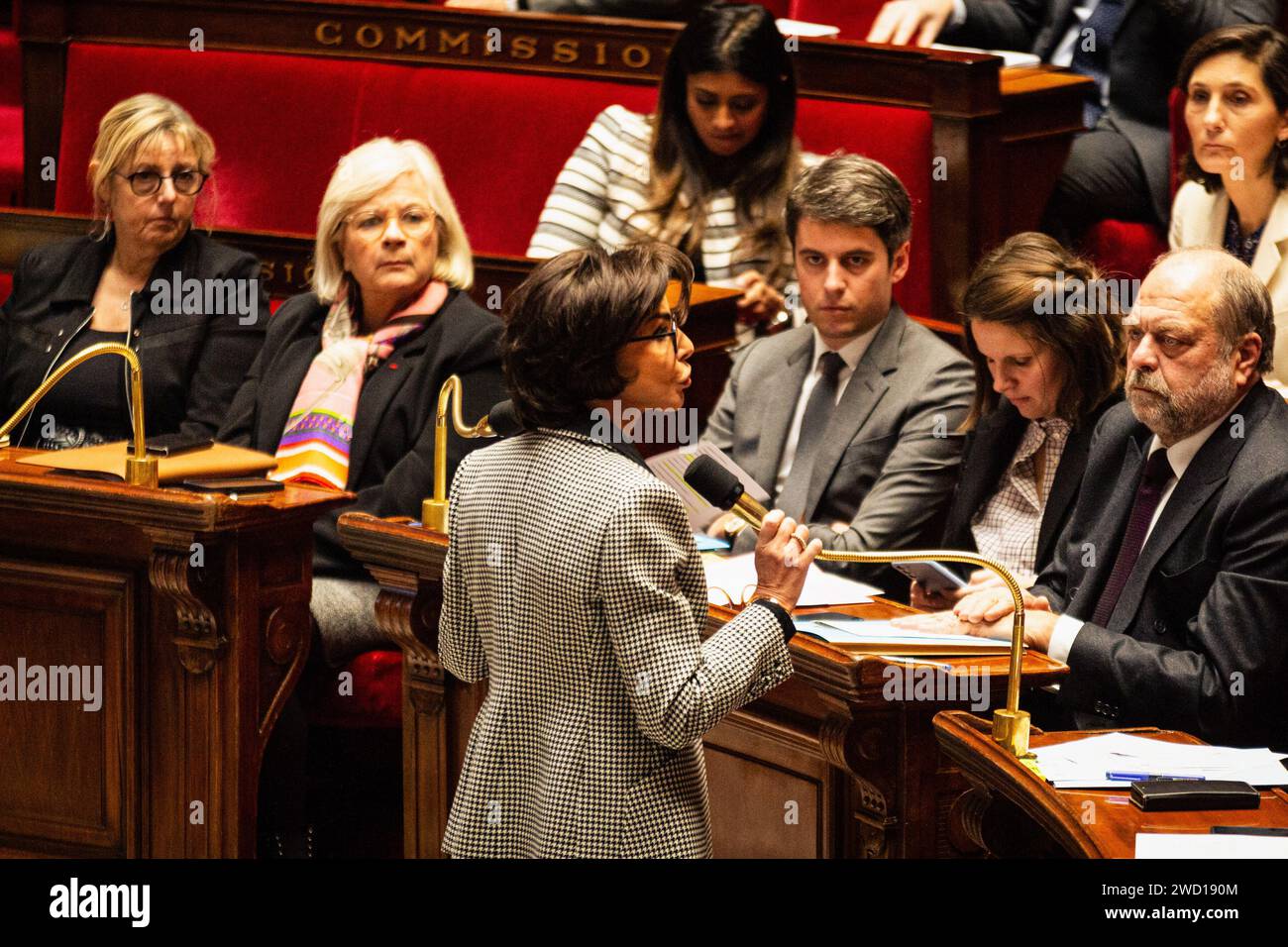 Paris, Frankreich. Januar 2024. Rachida Dati, französische Kulturministerin, spricht während der Fragen an die Regierungssitzung in der Nationalversammlung. Eine wöchentliche Sitzung mit Fragen an die französische Regierung in der Nationalversammlung im Palais Bourbon in Paris. (Foto: Telmo Pinto/SOPA Images/SIPA USA) Credit: SIPA USA/Alamy Live News Stockfoto