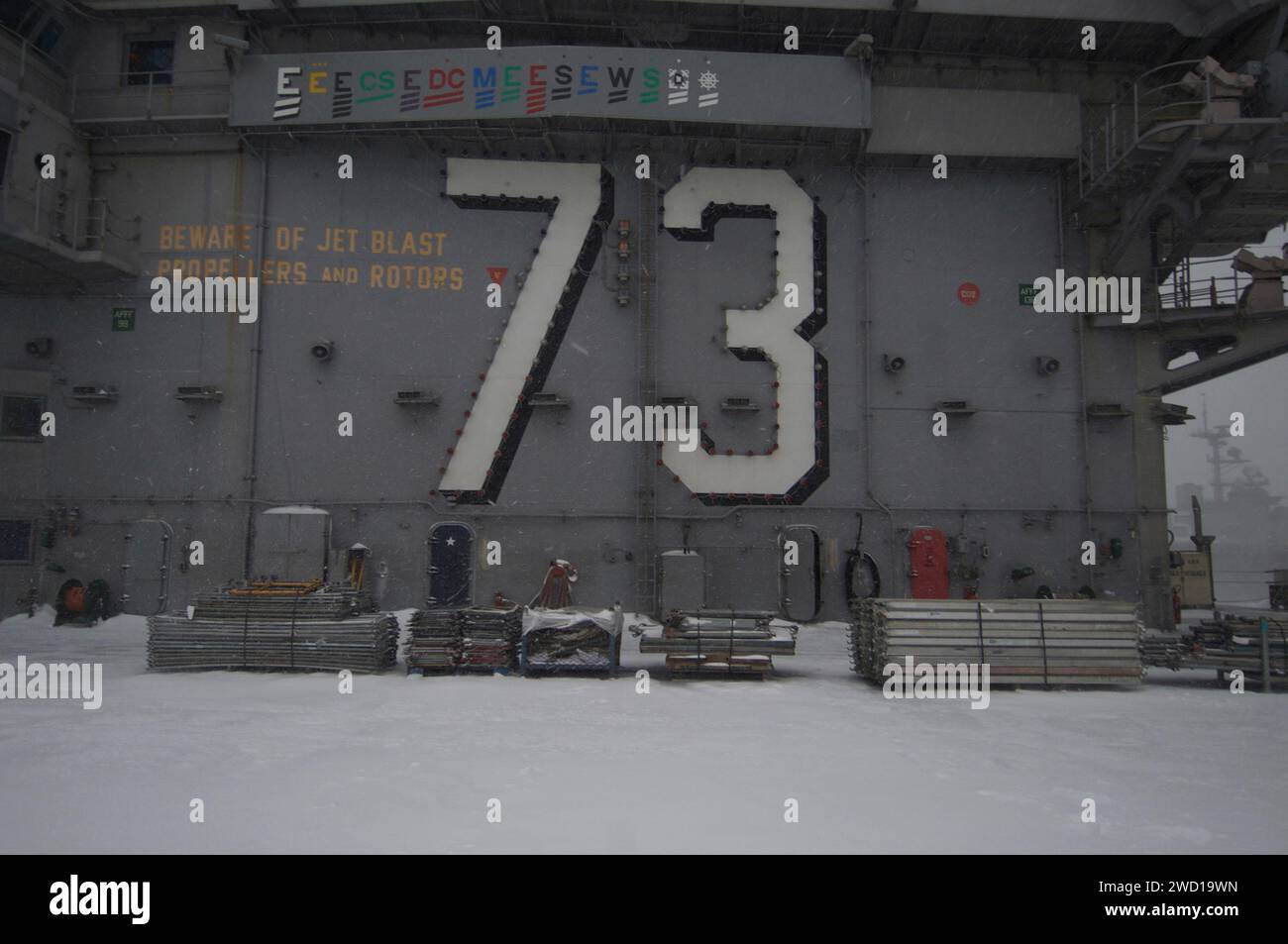 Schnee bedeckt das Flugdeck der USS George Washington. Stockfoto