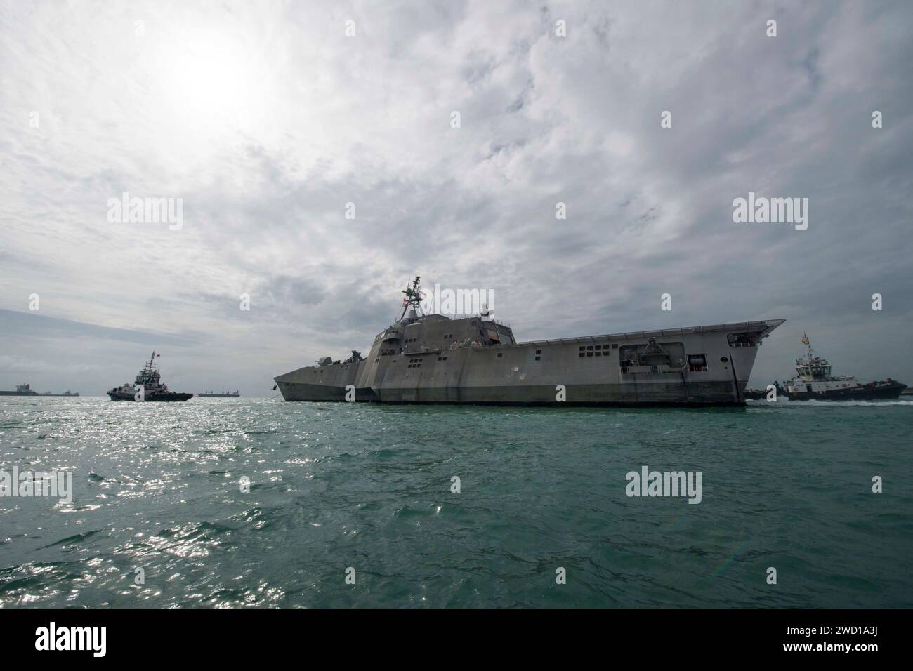 Das Küstenschiff USS Coronado verlässt die Changi Naval Base in Singapur. Stockfoto