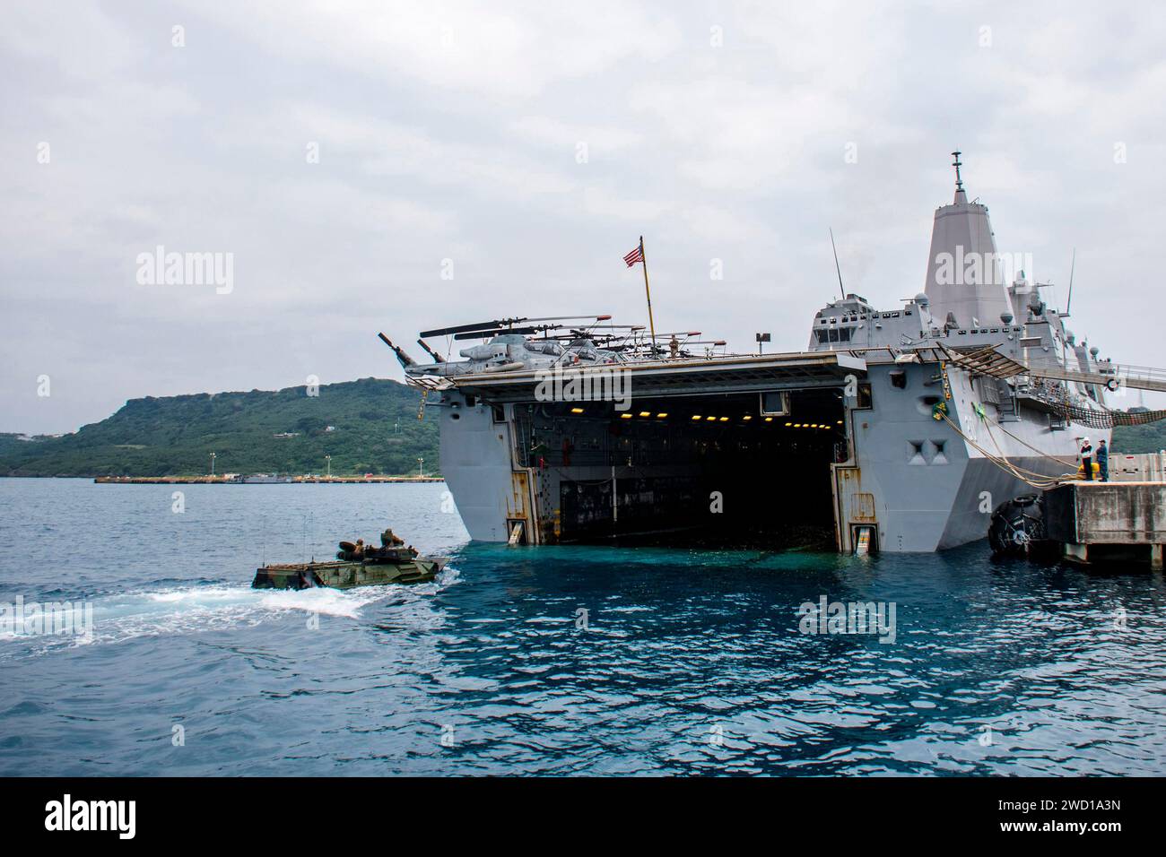 Ein amphibisches Angriffsfahrzeug bereitet sich auf das Brunnendeck der USS Green Bay vor. Stockfoto
