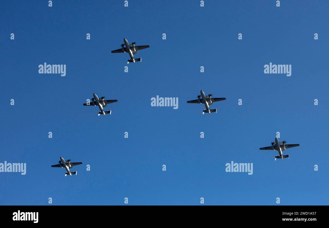 Fünf E-2D Advanced Hawkeyes fliegen in einer V-Formation. Stockfoto