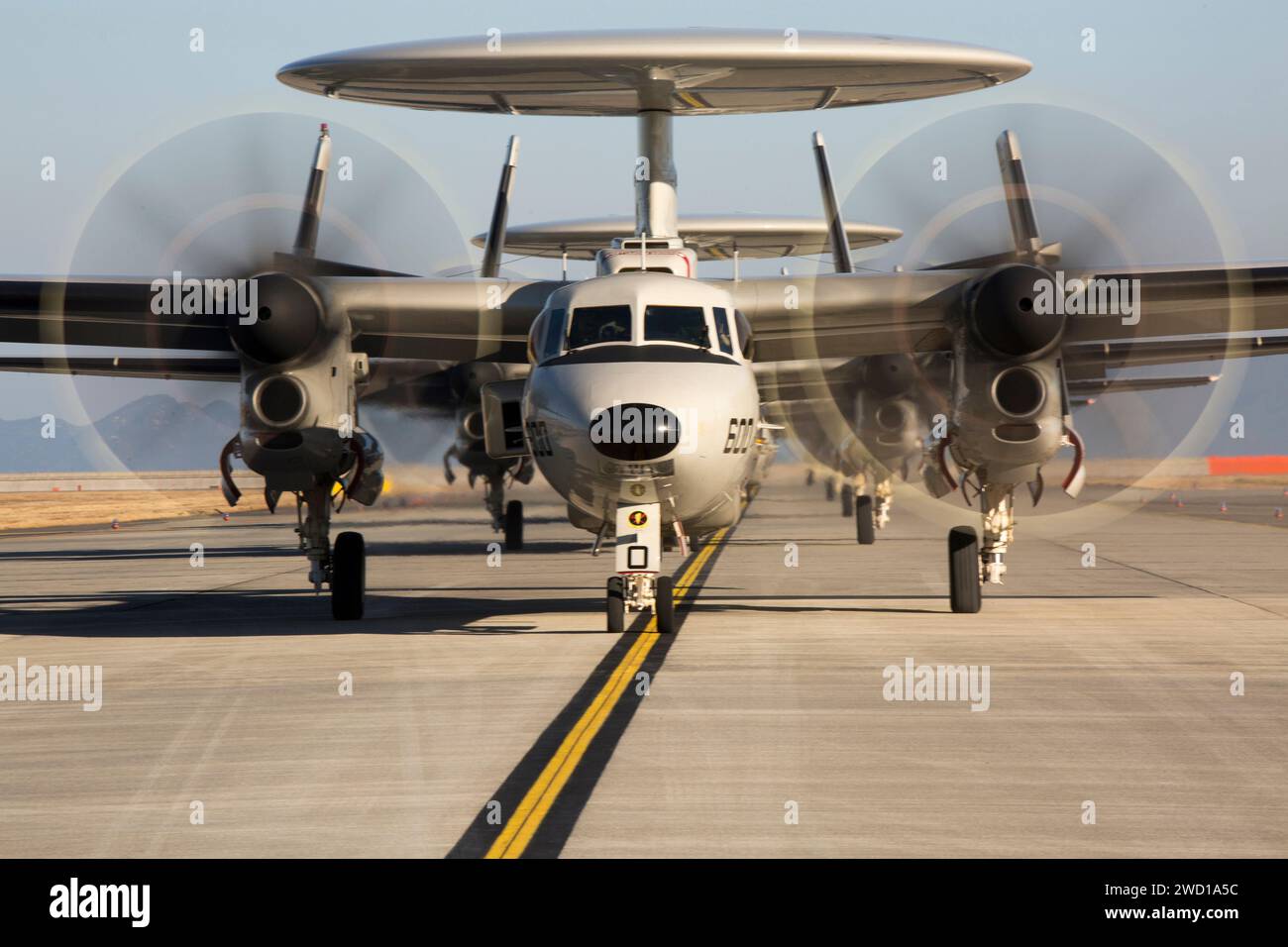 Fünf E-2D Advanced Hawkeyes auf der Fluglinie. Stockfoto