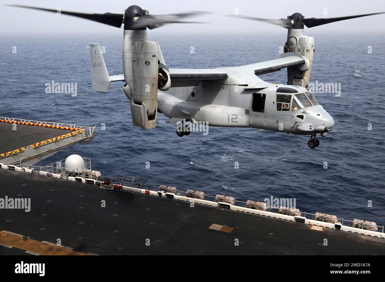 Eine MV-22B Osprey bereitet sich auf die Landung an Bord der USS Makin Island vor. Stockfoto