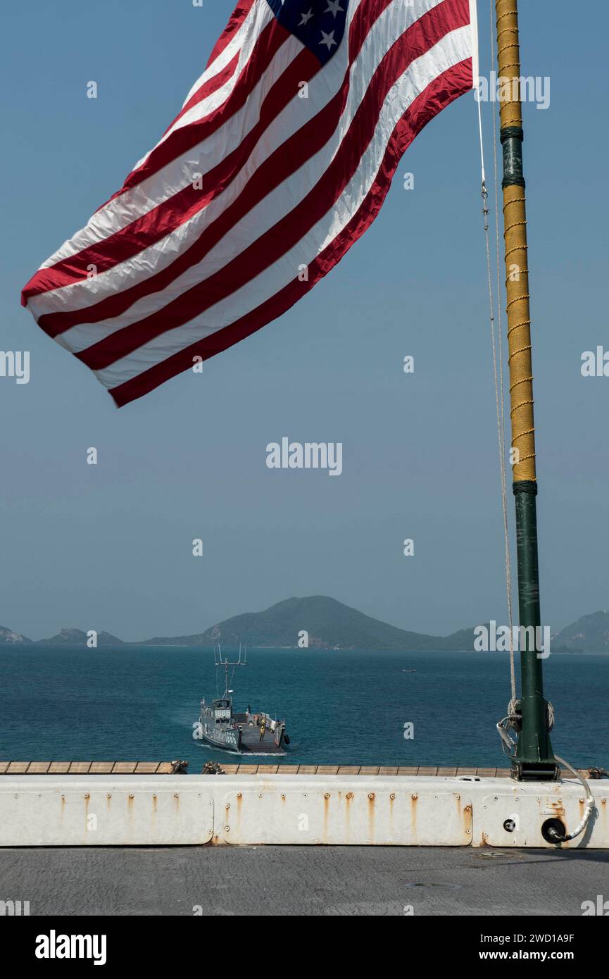 Landing Craft Utility Boat nähert sich dem Brunnendeck der USS Green Bay. Stockfoto