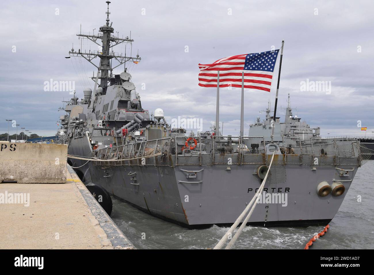 Der Raketenzerstörer USS Porter sitzt pierside auf der Marinestation Rota, Spanien. Stockfoto