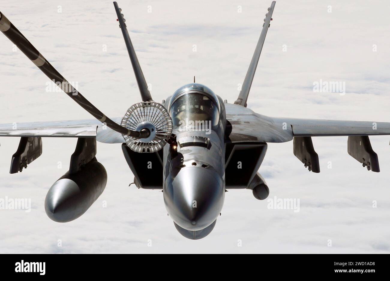 Ein F/A-18E Super Hornet betankt mit einem KC-10A Repeater aus der Luft. Stockfoto
