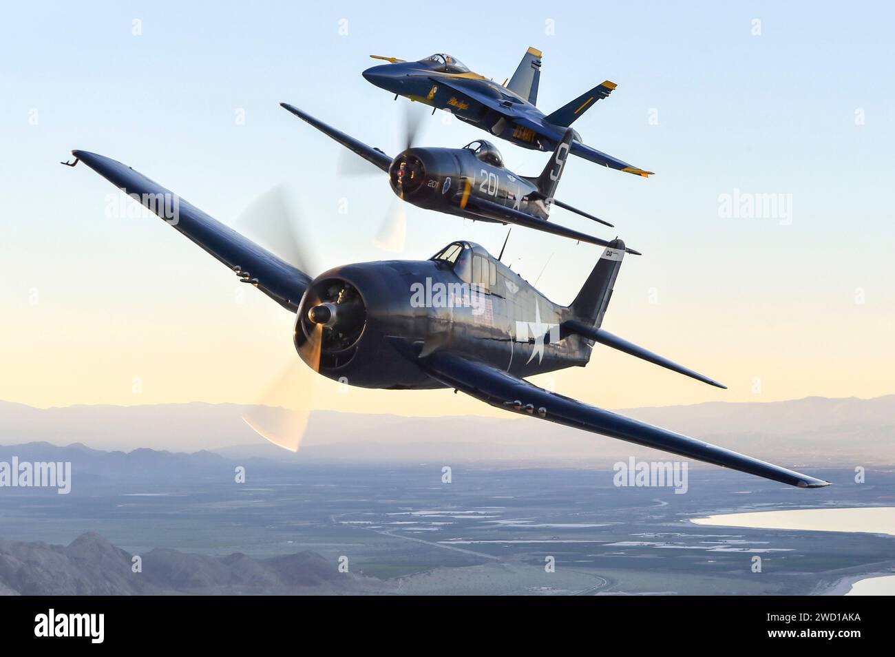 Die Blue Angels nehmen an einem Heritage-Flug zusammen mit einem F6F Hellcat und F8F Bearcat Teil. Stockfoto