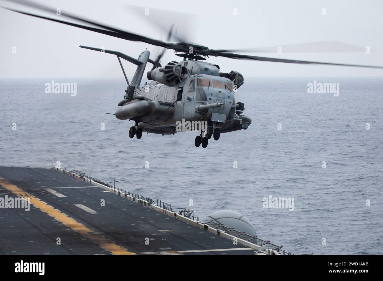 Ein CH-53 Super Hallion Hubschrauber startet die USS Bonhomme Richard. Stockfoto