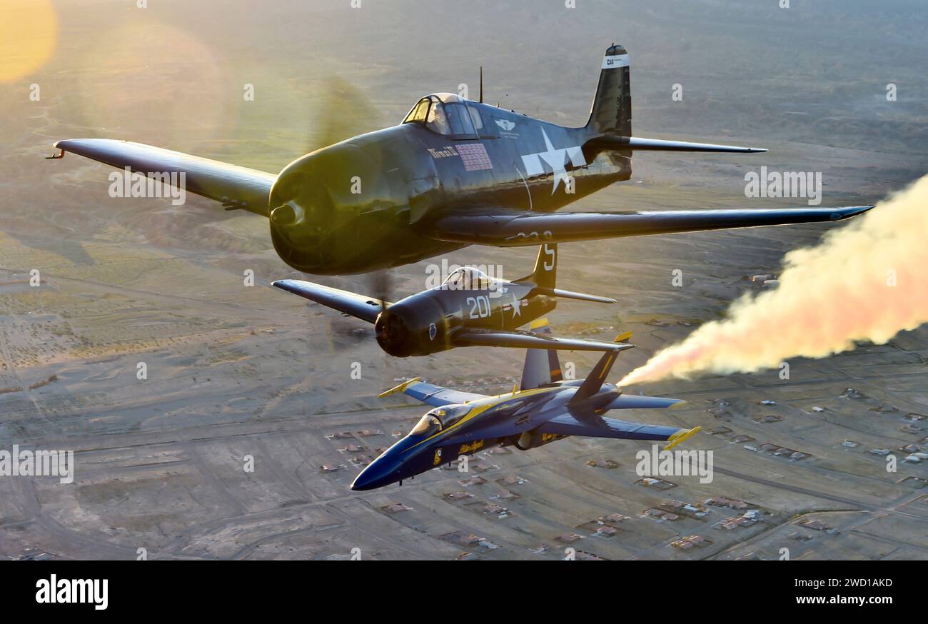 Die Blue Angels nehmen an einem Heritage-Flug zusammen mit einem F6F Hellcat und F8F Bearcat Teil. Stockfoto