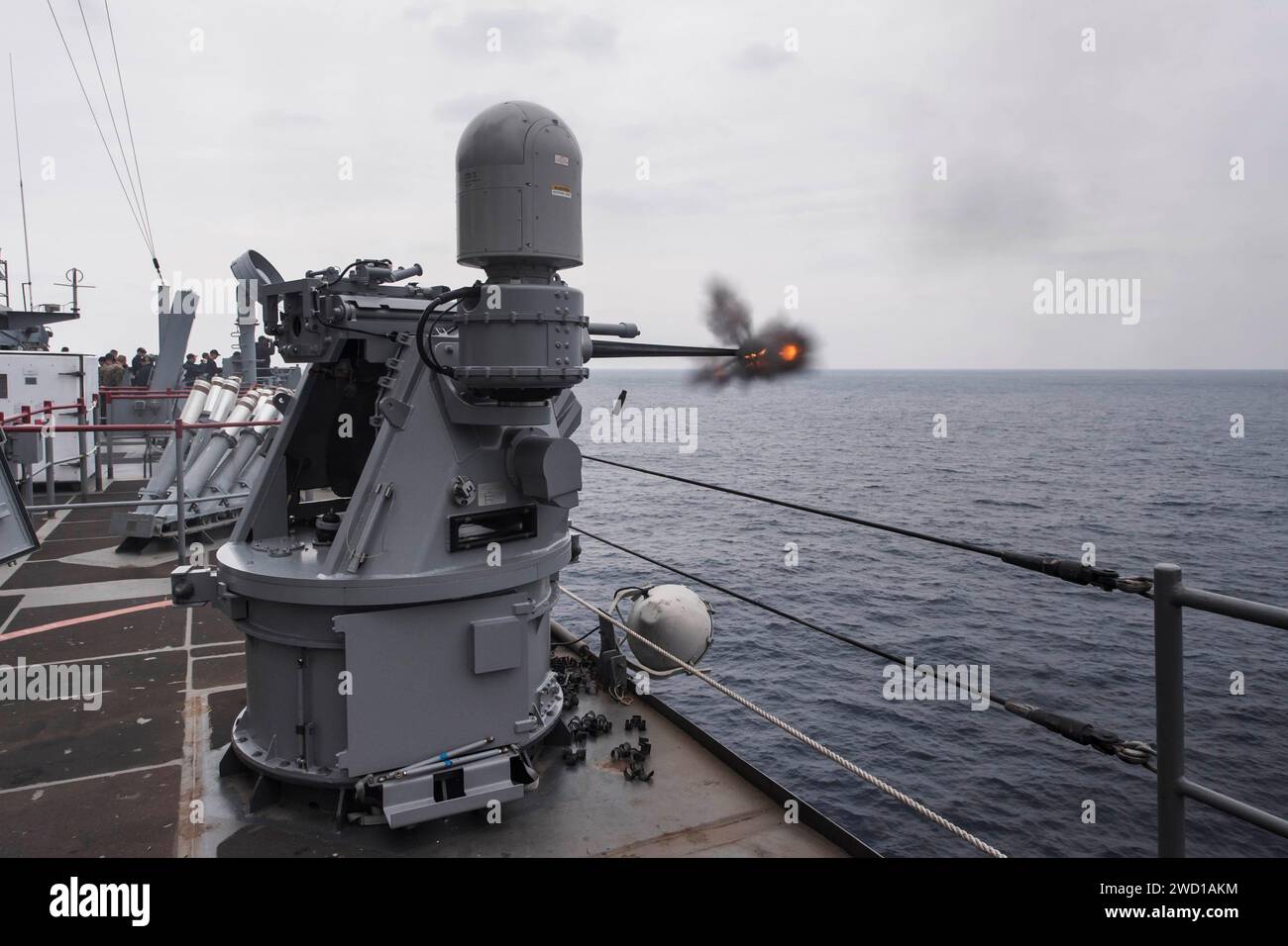 Das Amphibienschiff USS Ashland feuert ein 25-mm-Maschinengewehr Mark 38 ab. Stockfoto