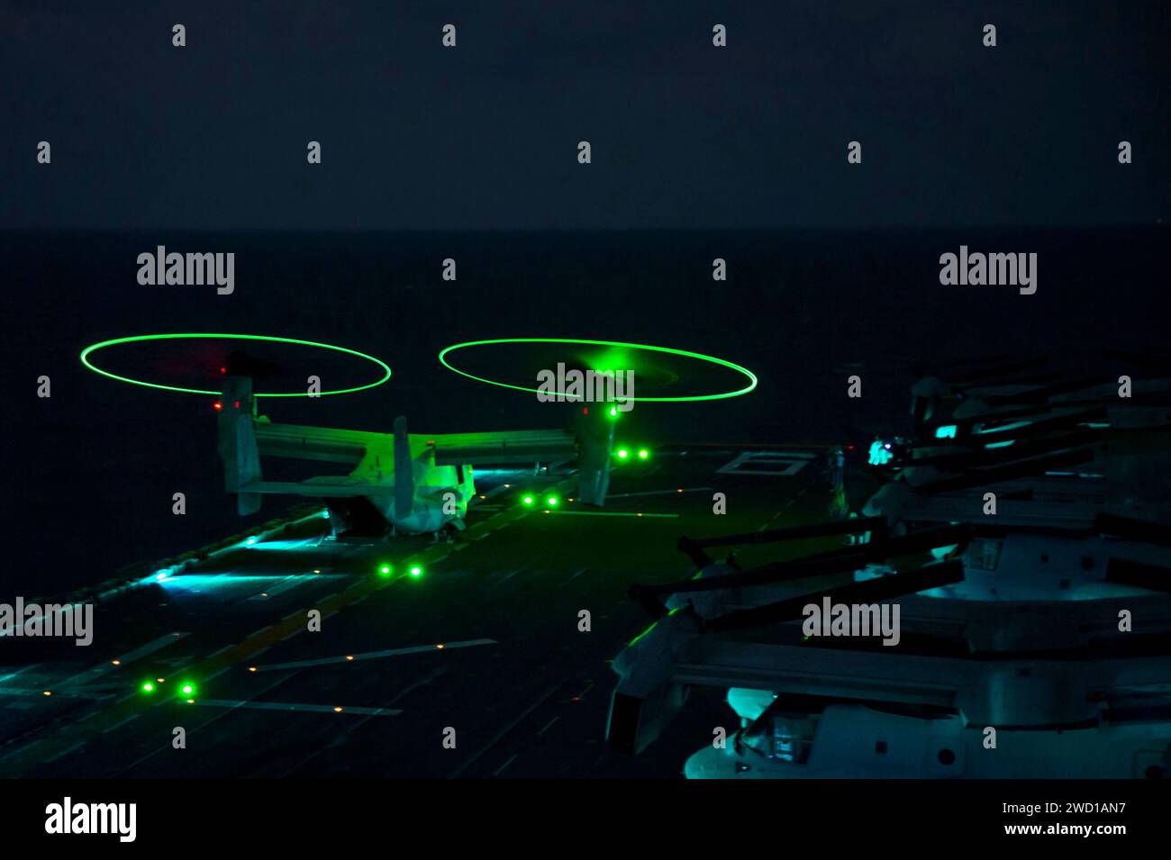 Eine MV-22B Osprey startet nachts an Bord des amphibischen Angriffsschiffs USS Bonhomme Richard. Stockfoto