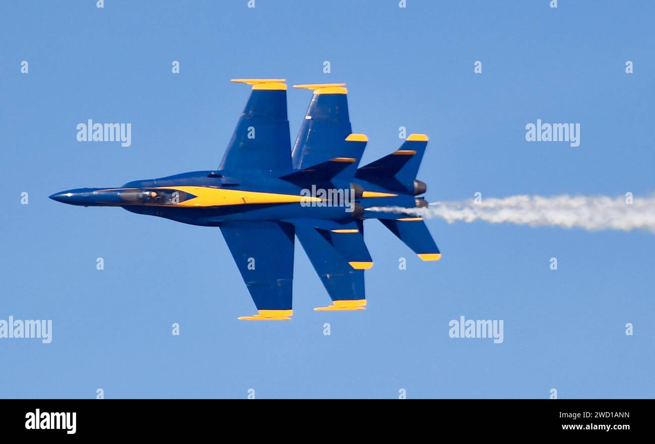 Die Blue Angels manövrieren in unmittelbarer Nähe. Stockfoto Die Blue Angels manövrieren in unmittelbarer Nähe. Stockfoto