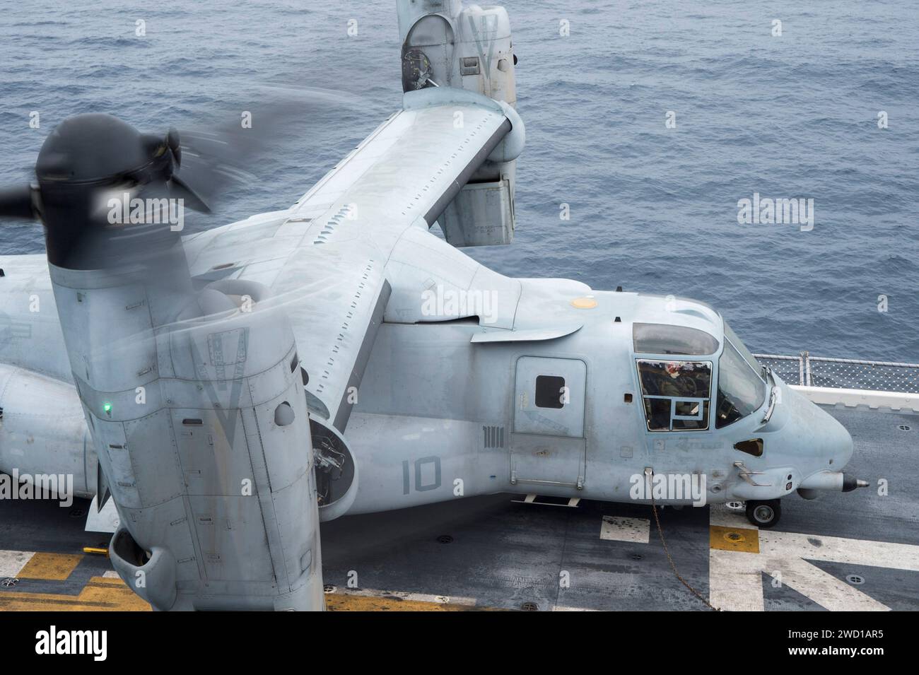 Eine MV-22B Osprey dreht ihre Rotoren während der Flugkontrollen an Bord der USS Bonhomme Richard. Stockfoto