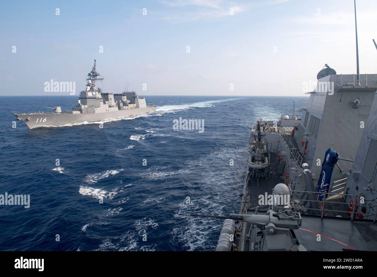 Der Zerstörer JS Teruzuki ist neben der USS Michael Murphy im Südchinesischen Meer. Stockfoto