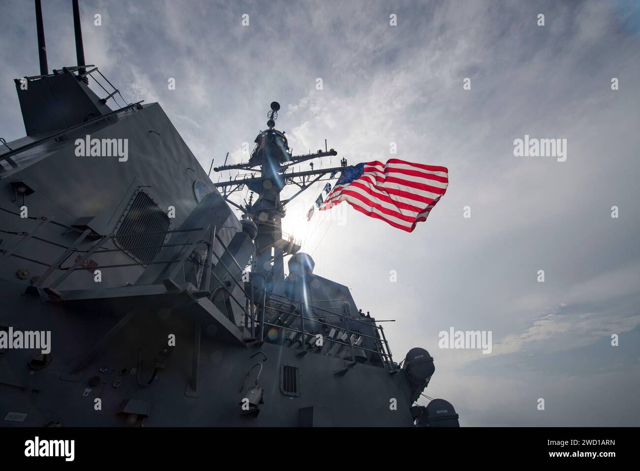 Der Raketenzerstörer USS Michael Murphy fliegt die Fähnrich, während er durch das Südchinesische Meer fährt. Stockfoto