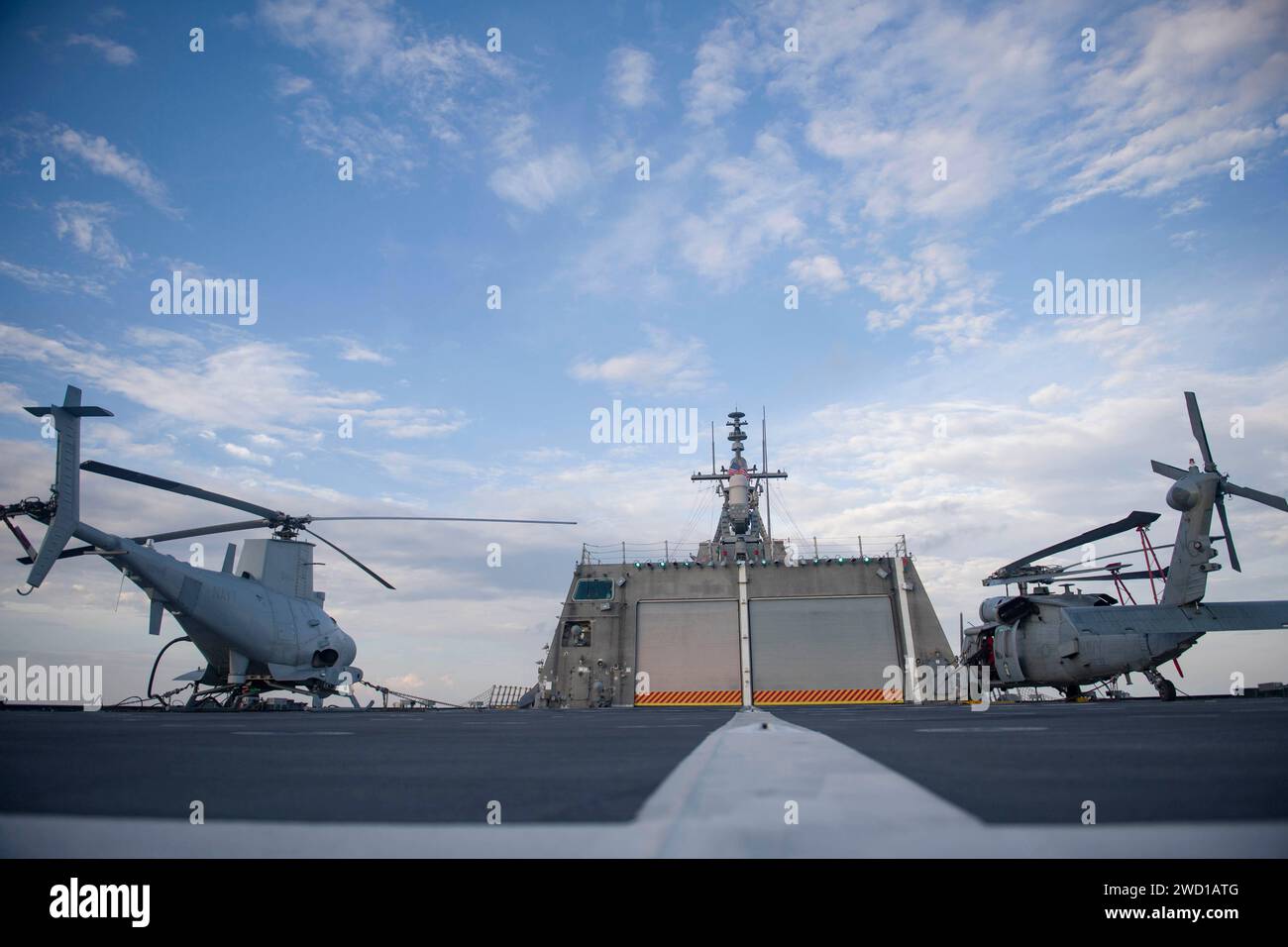 Ein MQ-8B Fire Scout links und ein MH-60S Sea Hawk Hubschrauber auf dem Flugdeck der USS Coronado. Stockfoto
