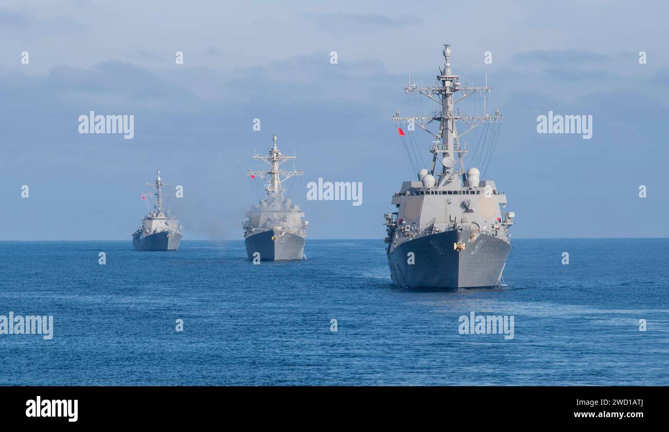 Die USS Pinckney, die USS Howard und die USS Shoup sind hinter der USS Princeton im Stehen. Stockfoto