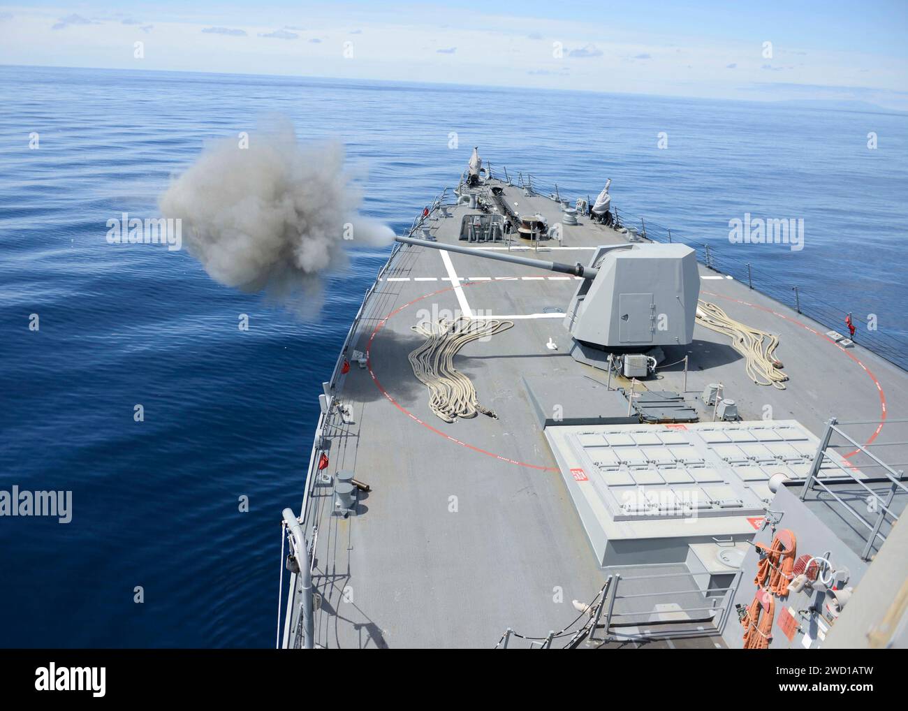 Der Raketenzerstörer USS Kidd feuert sein 5-Zoll-Geschütz Mark 45 ab. Stockfoto