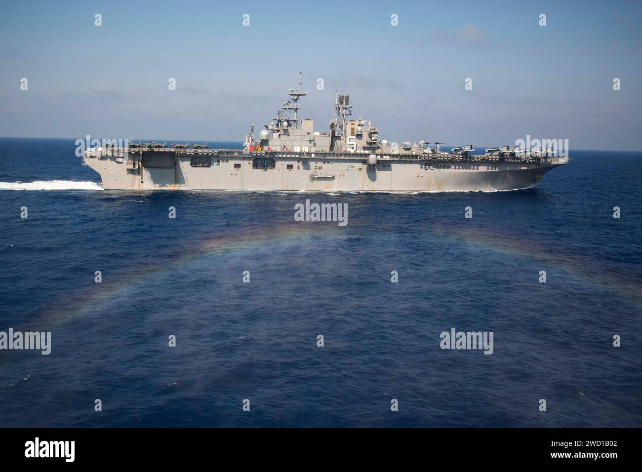 Das amphibische Angriffsschiff USS Bataan durchquert das Mittelmeer. Stockfoto