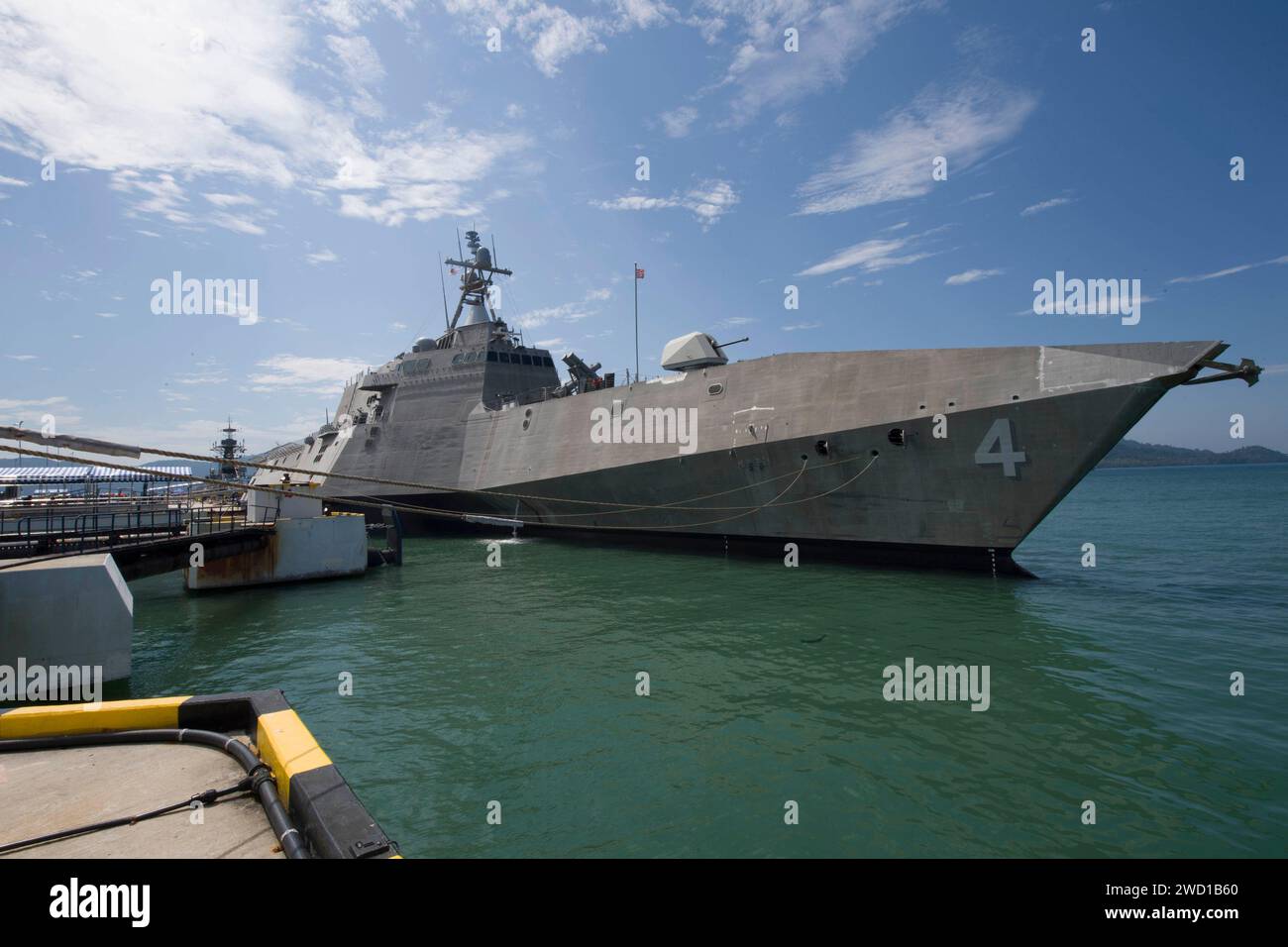 Das Küstenschiff USS Coronado legt pierside in Langkawi in Malaysia an. Stockfoto