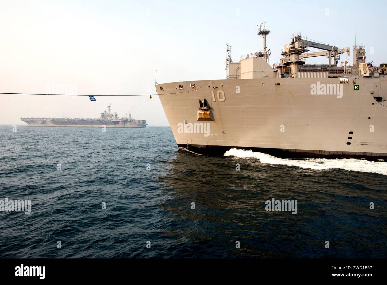 Die USS Carl Vinson durchquert den Ozean, mit der USS Lake Champlain im Hintergrund. Stockfoto