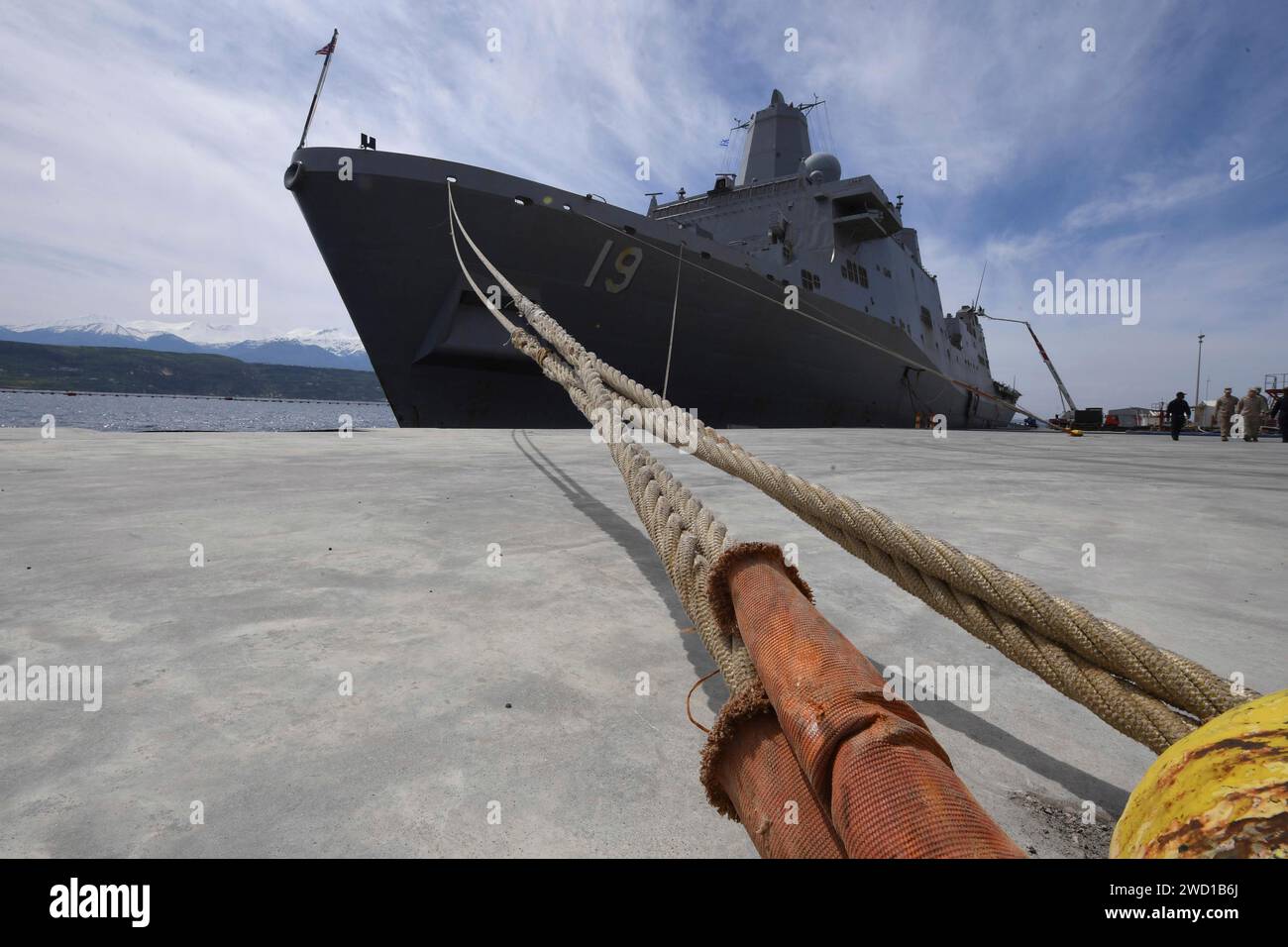 Das amphibische Transportschiff USS Mesa Verde befindet sich an der Pier-Seite der Souda Bay, Griechenland. Stockfoto