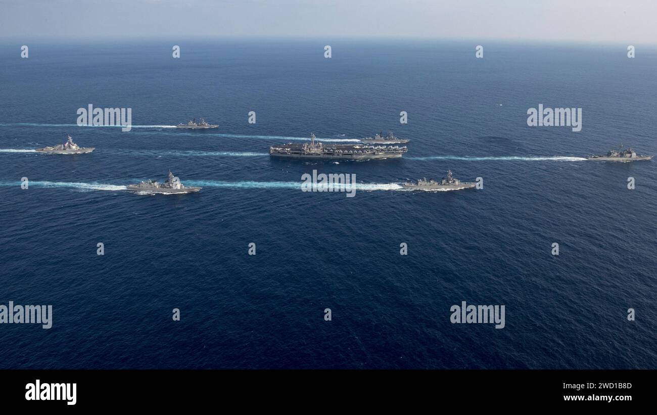 Die USS Carl Vinson, die USS Wayne E. Meyer und die USS Lake Champlain durchqueren die Philippinische See. Stockfoto