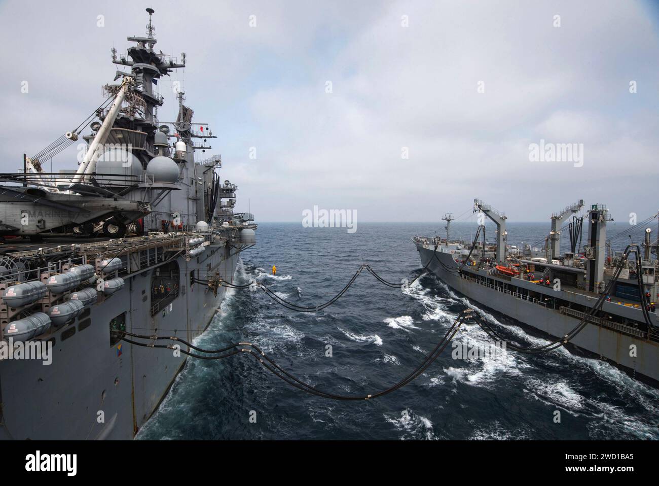 Die USS Bonhomme Richard betankt auf See mit dem Nachfüllöler USNS Pecos. Stockfoto