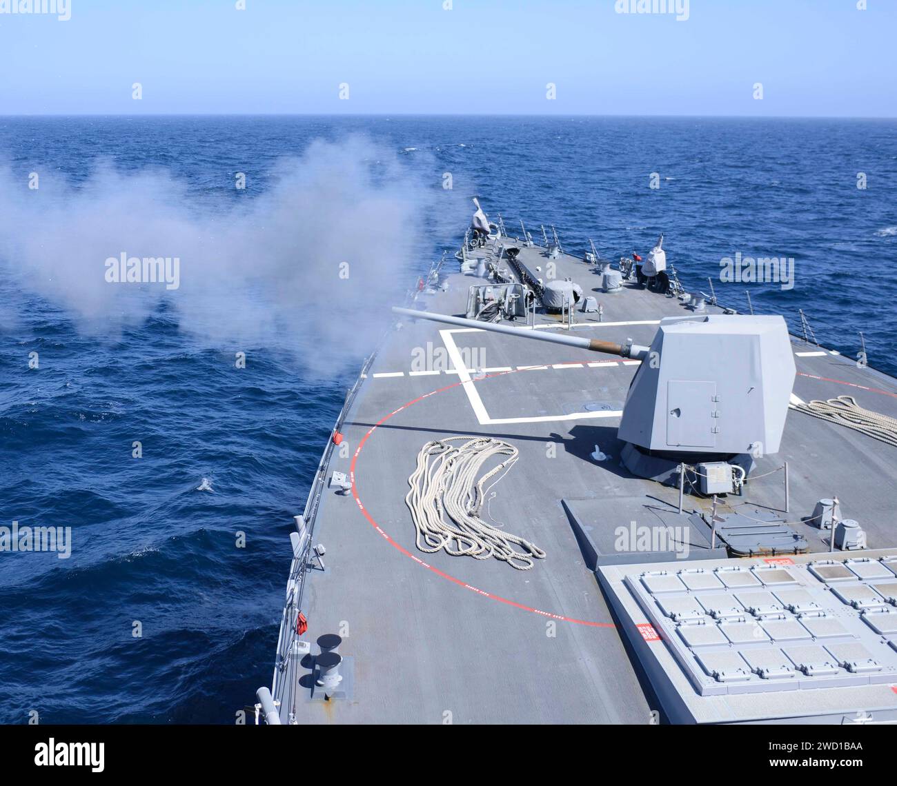 Der Raketenzerstörer USS Kidd feuert seine 5-Zoll-Waffe Mark 45 ab. Stockfoto