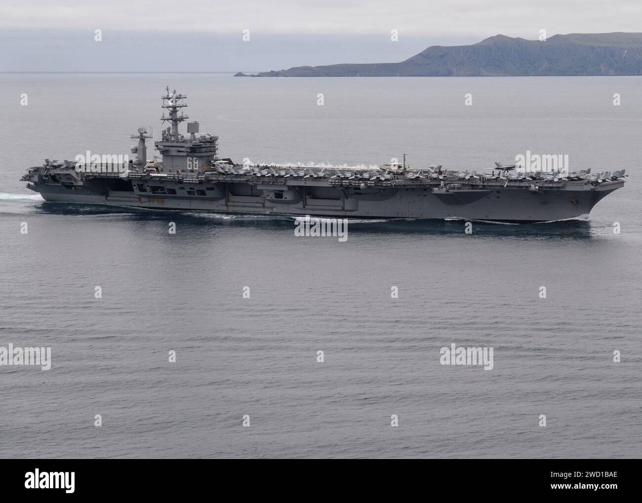 Der Flugzeugträger USS Nimitz nimmt an einer Show der Zwangsstrait Transit-Übung Teil. Stockfoto