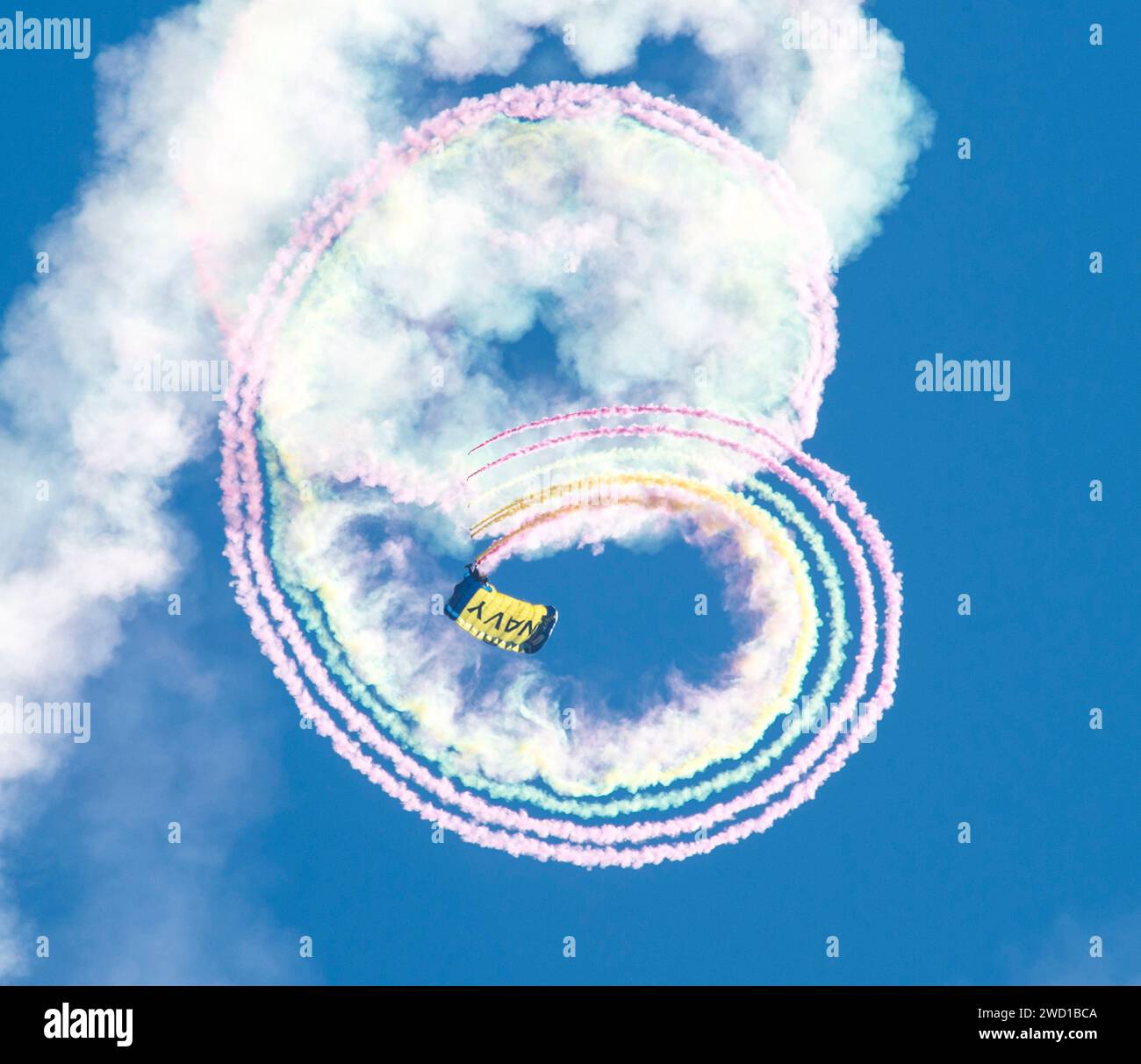 Ein Mitglied des Fallschirmvorführungsteams der US Navy verfolgt Rauch während einer Fallschirmvorführung. Stockfoto