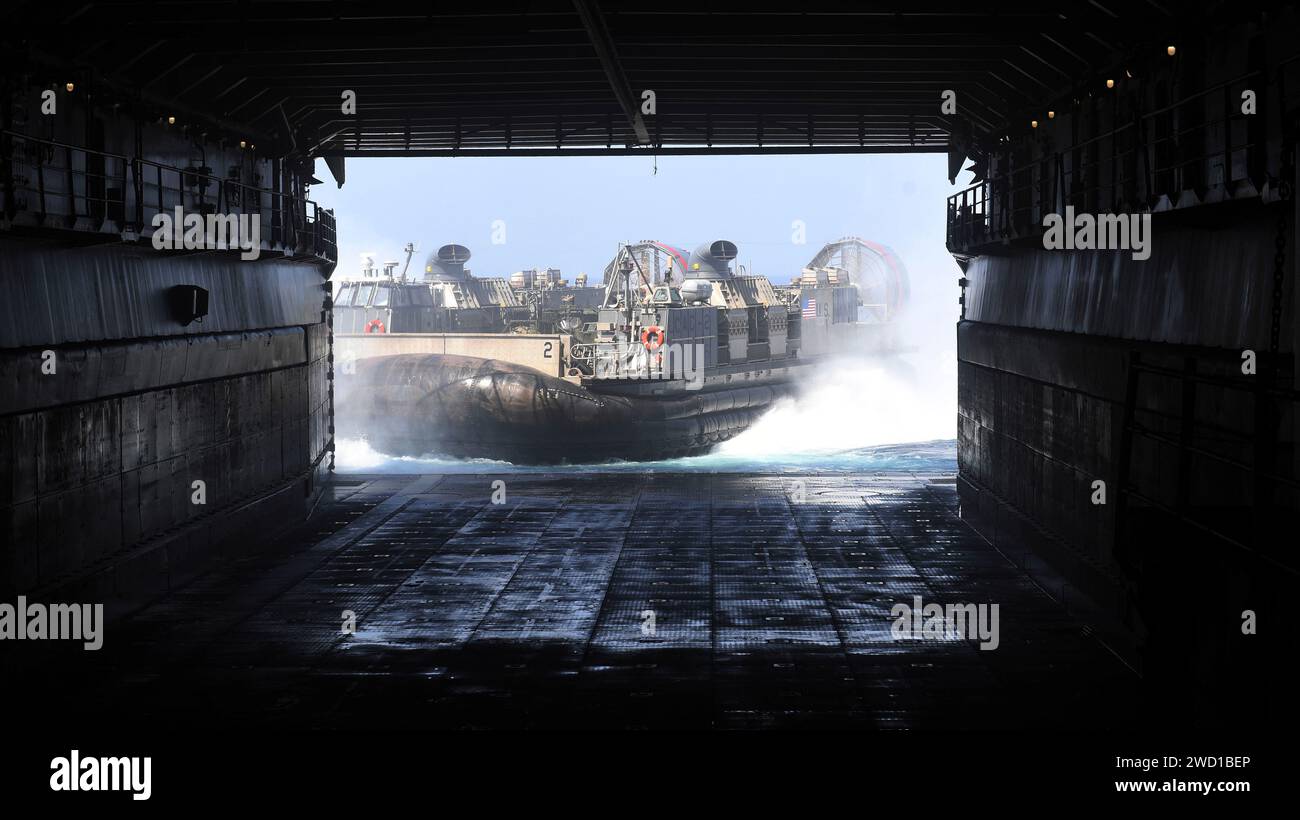 Landing Craft Air Cushion verlässt das Brunnendeck des Amphibienschiffes USS Carter Hall. Stockfoto