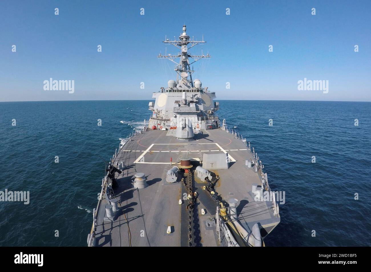 Der Raketenzerstörer USS Carney war auf Patrouille im Atlantik. Stockfoto