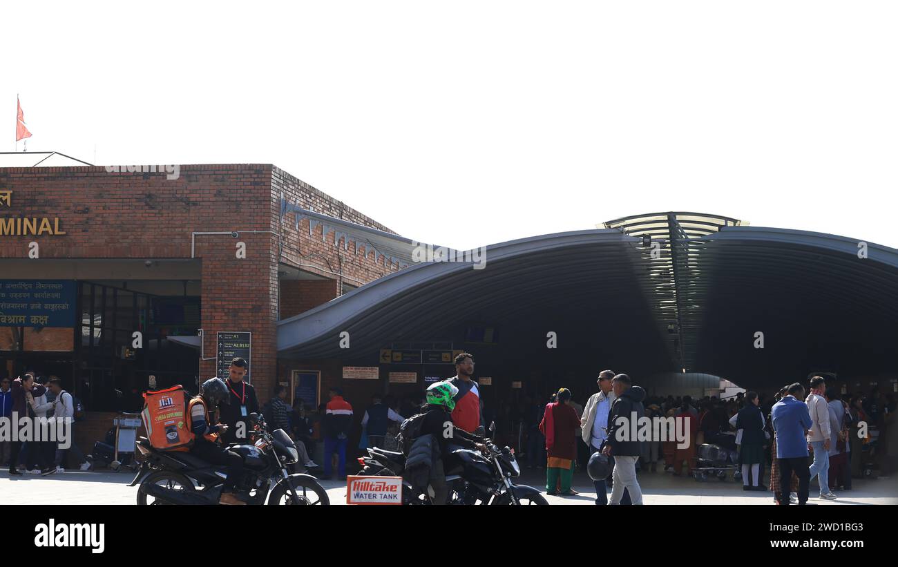 Kathmandu, Nepal - 22. November 2023: Die Menschen betreten den Flughafen. Der internationale Flughafen Tribhuvan ist nur ein internationaler Flughafen in nepal. Stockfoto