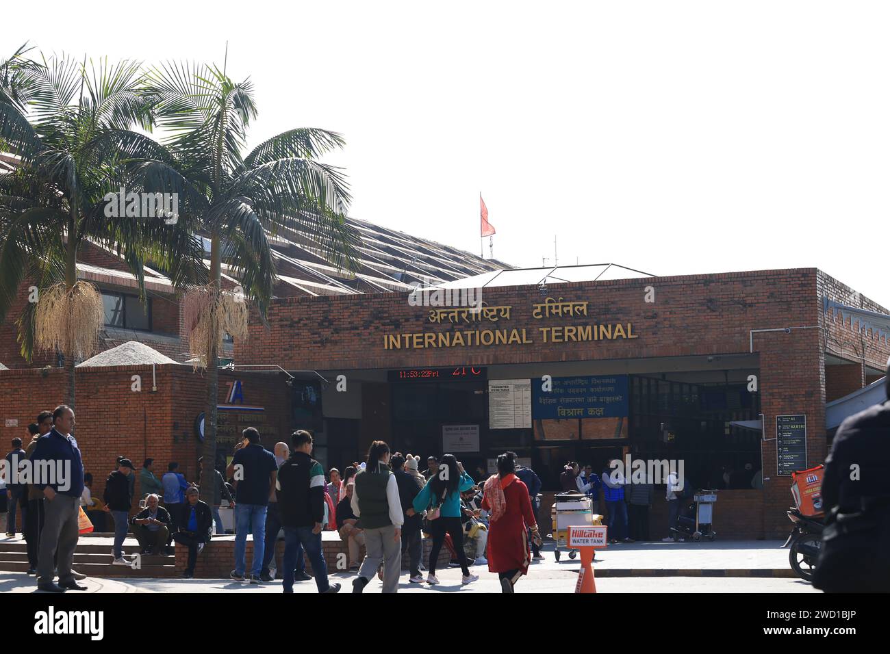 Kathmandu, Nepal - 22. November 2023: Die Menschen betreten den Flughafen. Der internationale Flughafen Tribhuvan ist nur ein internationaler Flughafen in nepal. Stockfoto