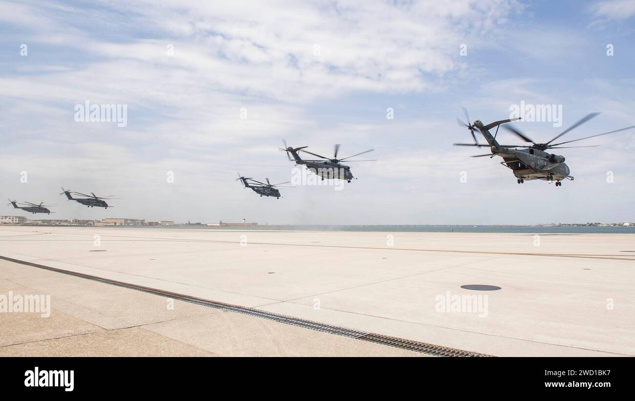 Fünf MH-53E Sea Dragon Hubschrauber starten von der Marinestation Norfolk, Virginia. Stockfoto