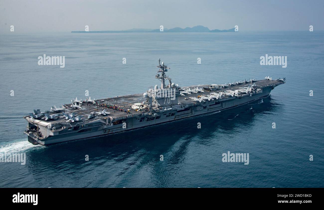 Der Flugzeugträger USS Carl Vinson (CVN 70) durchquert die Sundastraße. Stockfoto