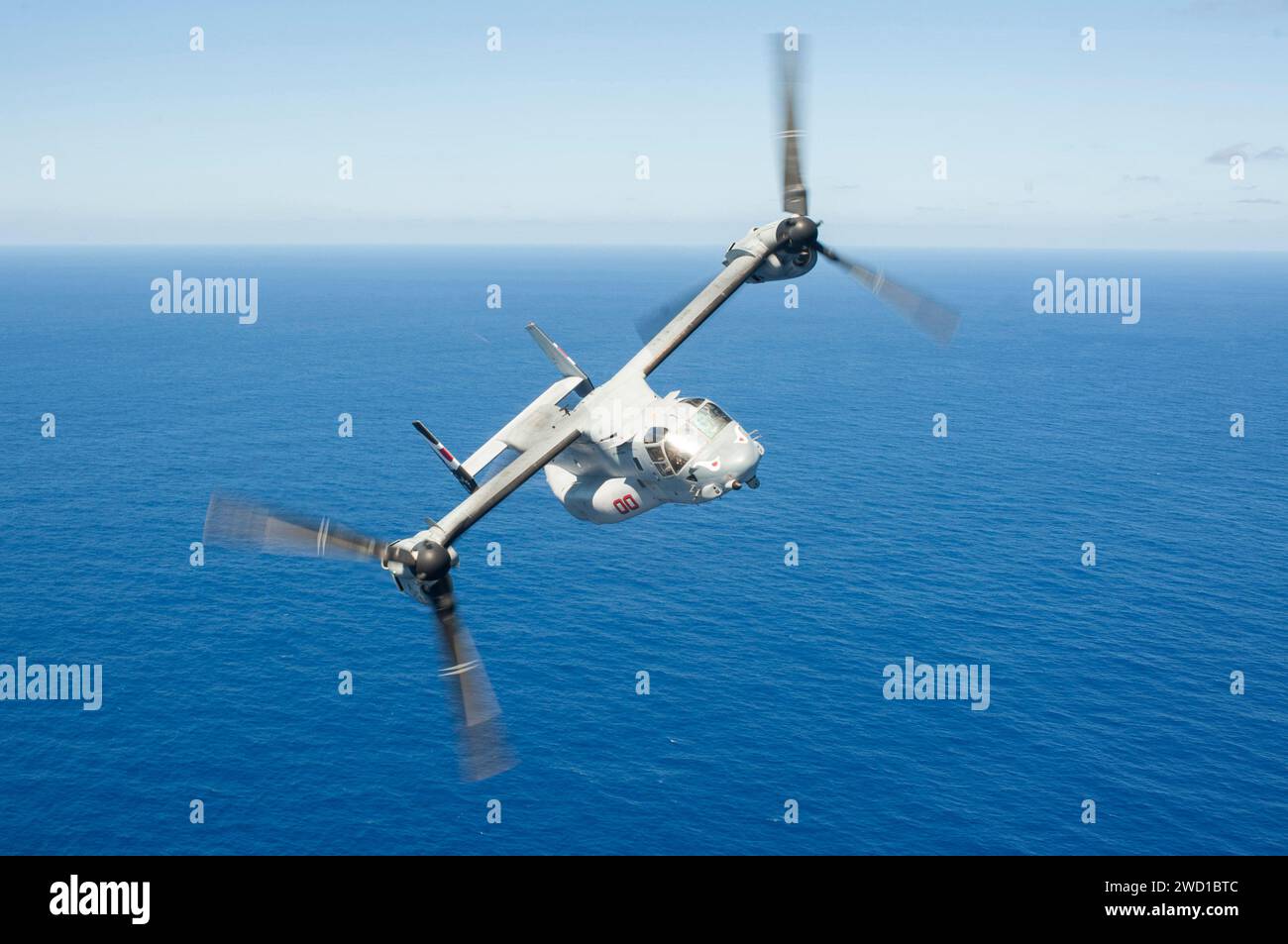 Ein MV-22B Osprey fliegt an Wake Island vorbei. Stockfoto